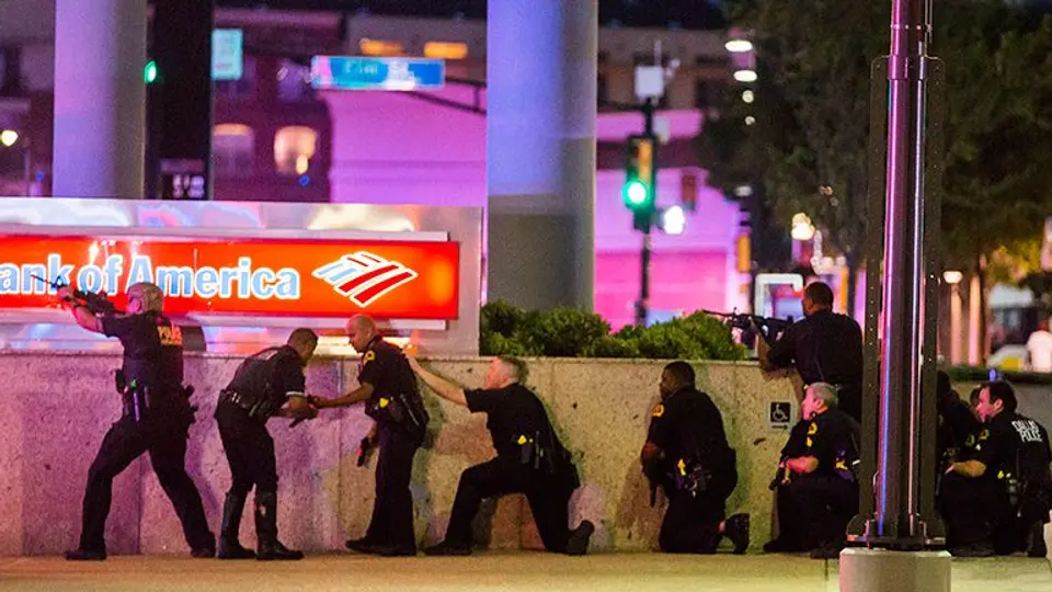 Mueren cuatro policías al ser emboscados durante protesta en Dallas