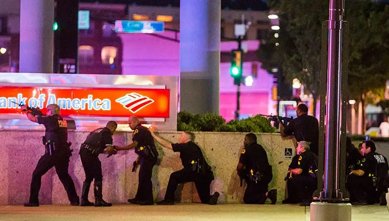 Mueren cuatro policías al ser emboscados durante protesta en Dallas