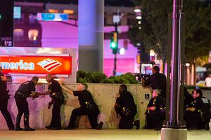 Mueren cuatro policías al ser emboscados durante protesta en Dallas