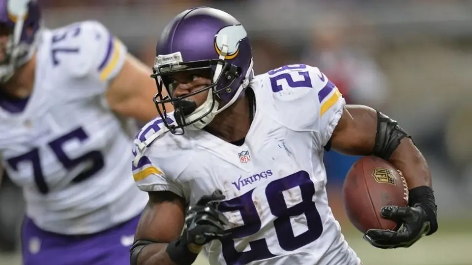 'Brady lanza pases mediocres': Adrian Peterson