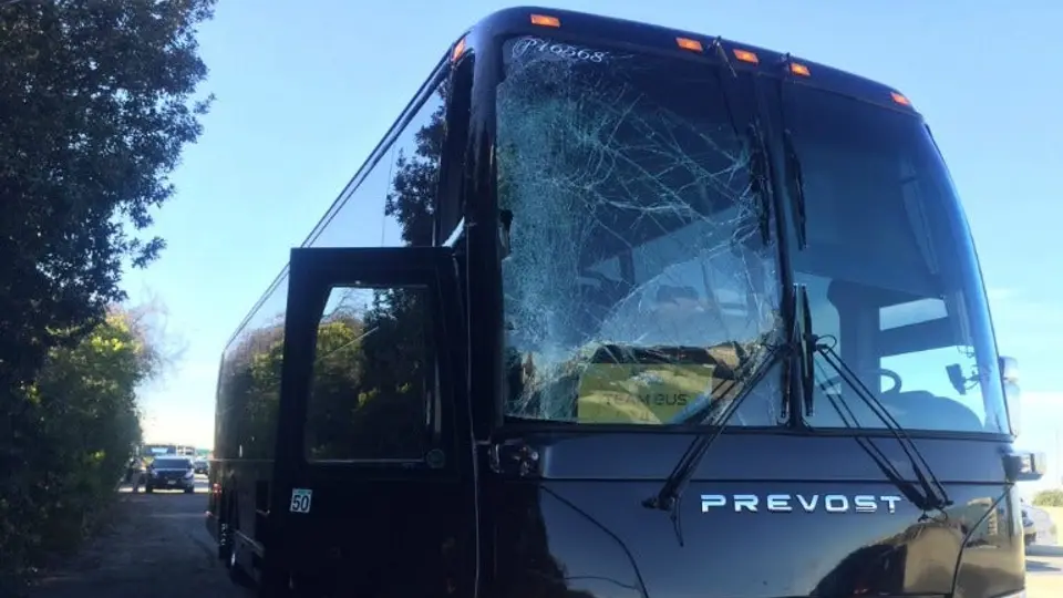Autobús de los Broncos sufre leve accidente tras práctica