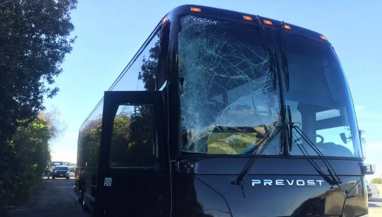 Autobús de los Broncos sufre leve accidente tras práctica