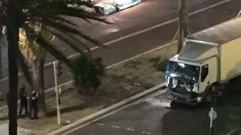 Camión atropella a multitud y deja 80 muertos en Francia