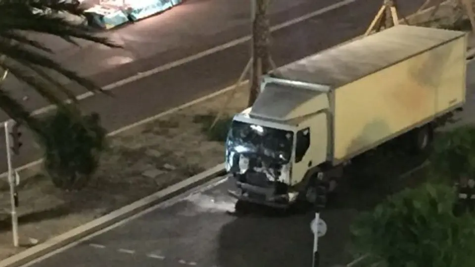 Camión atropella a multitud y deja 80 muertos en Francia