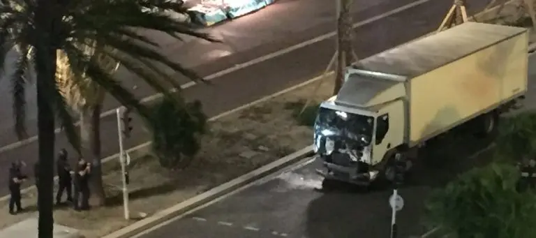 Camión atropella a multitud y deja 80 muertos en Francia