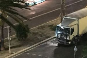 Camión atropella a multitud y deja 80 muertos en Francia