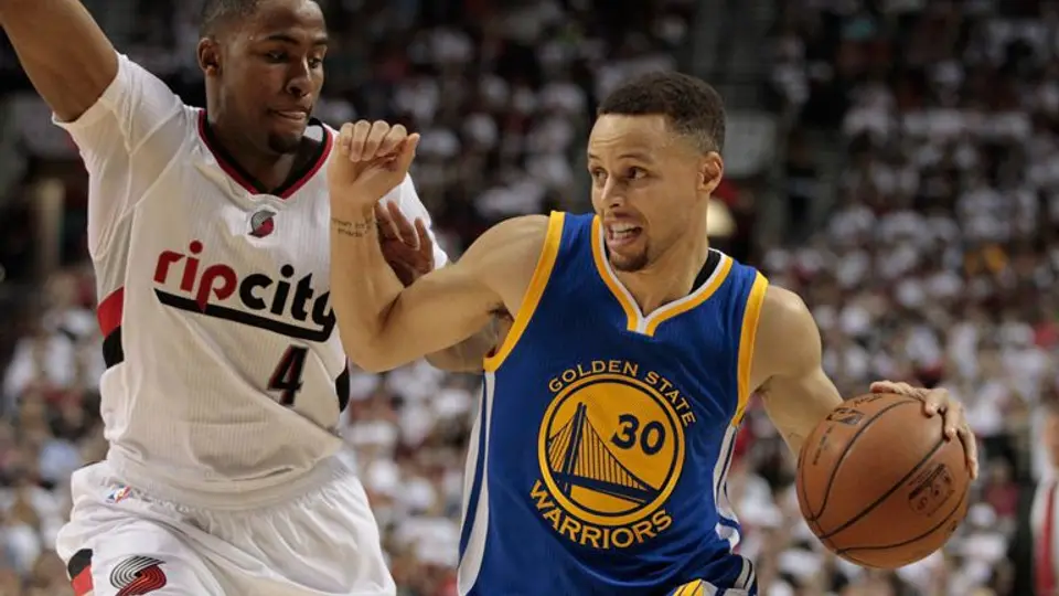 Warriors remonta en el regreso de Stephen Curry