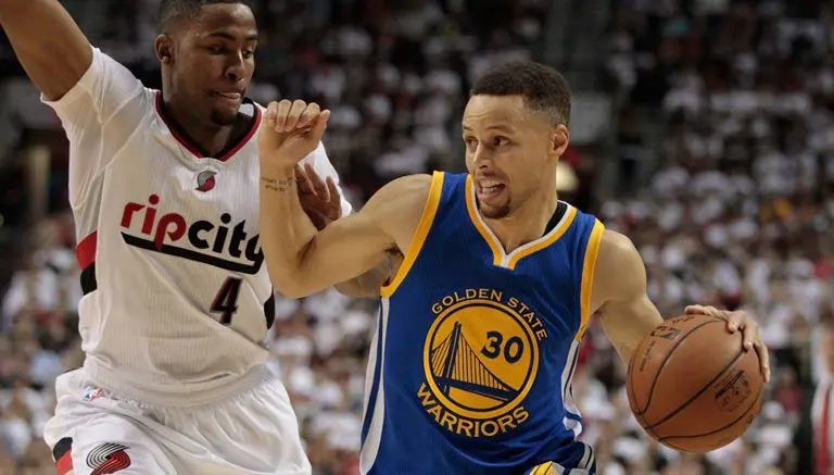Warriors remonta en el regreso de Stephen Curry