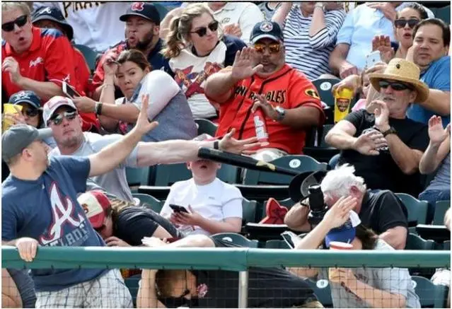 Épica salvada de un padre en el beisbol