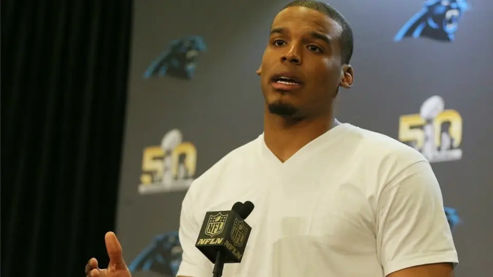 Cam Newton, harto de ser cuestionado sobre su raza