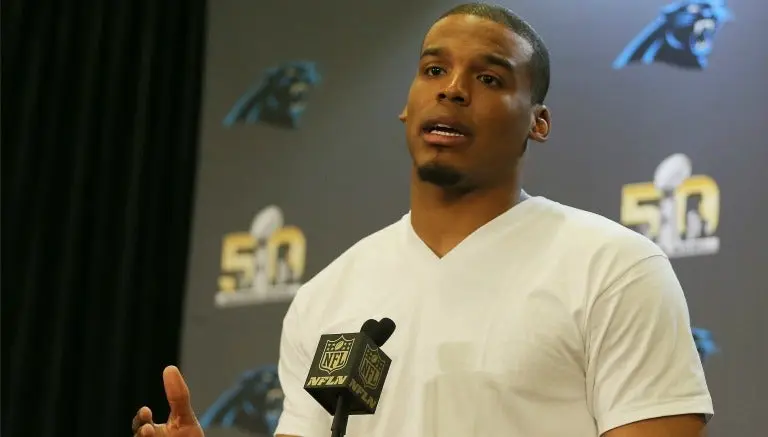 Cam Newton, harto de ser cuestionado sobre su raza