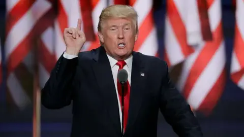 Trump insiste construir muro tras aceptar candidatura republicana