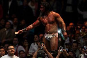 Público lanza dinero a L.A. Park y Rush tras lucha sangrienta