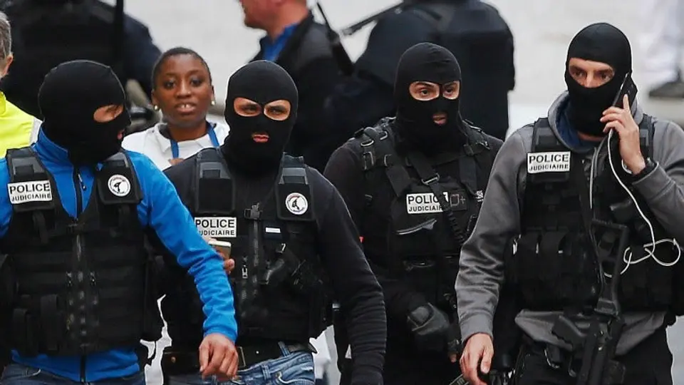 Mueren dos presuntos terroristas durante operativo en Saint-Denis