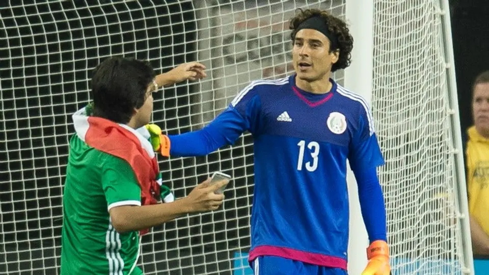 Memo Ochoa accede y se toma selfie con espontáneo