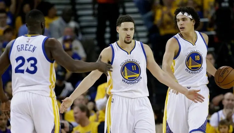 Warriors sigue con vida tras vencer al Thunder