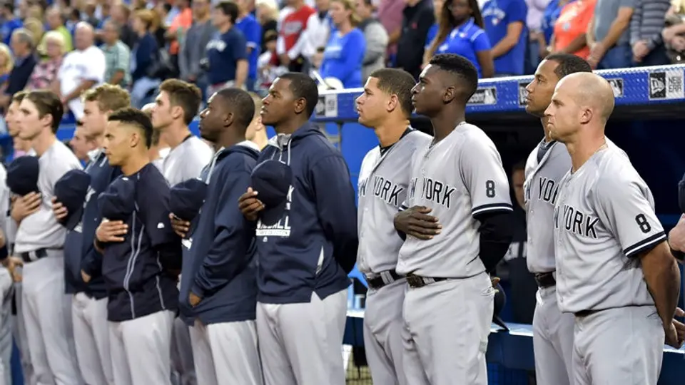 Yankees homenajea a Yogi Berra en uniformes