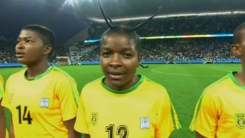Jugadora de Zimbabwe luce extravagante look en debut de JO