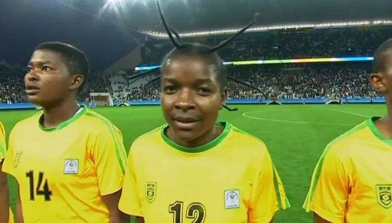 Jugadora de Zimbabwe luce extravagante look en debut de JO