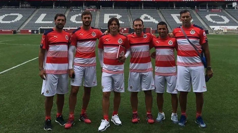 Chivas presume nueva indumentaria Puma
