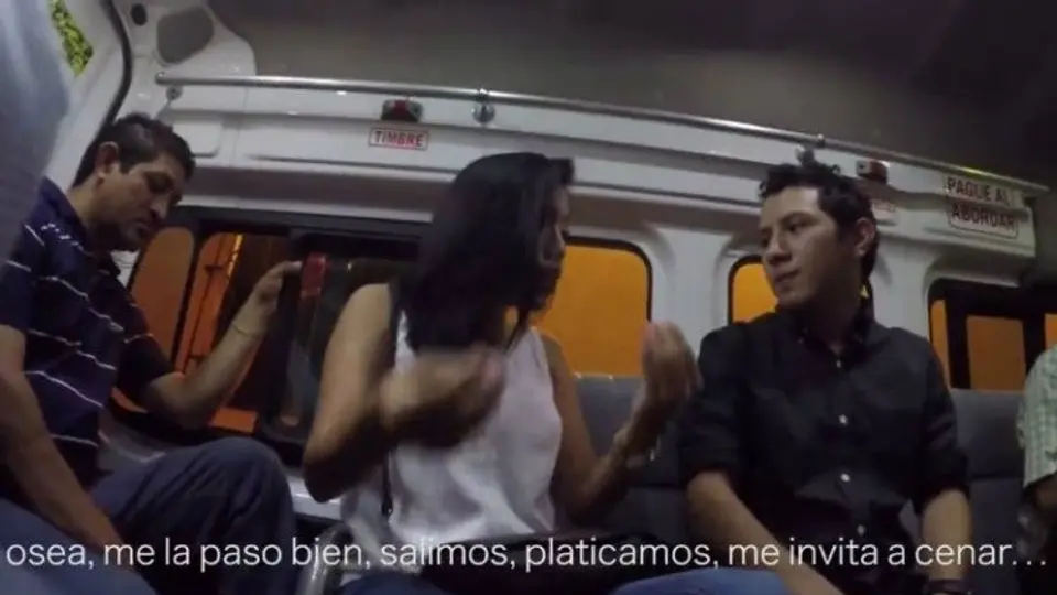 Discusión de pareja en 'combi' se vuelve viral
