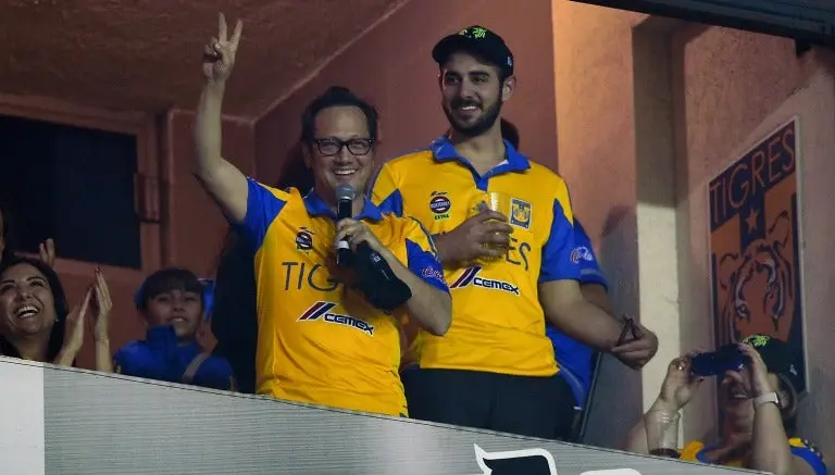 Poncho de Nigris trollea a Rob Schneider en redes sociales