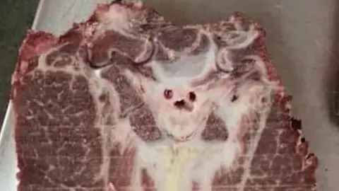 Imagen satánica aparece en bistec y causa revuelo en redes