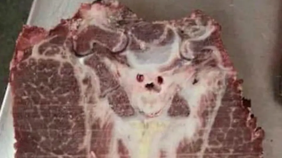 Imagen satánica aparece en bistec y causa revuelo en redes