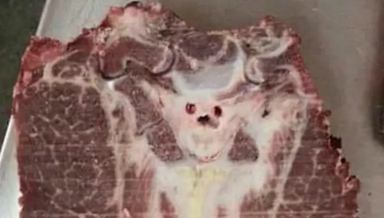 Imagen satánica aparece en bistec y causa revuelo en redes