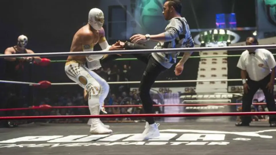 Hamilton aplica una plancha a Místico en la Arena México