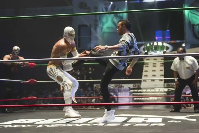 Hamilton aplica una plancha a Místico en la Arena México