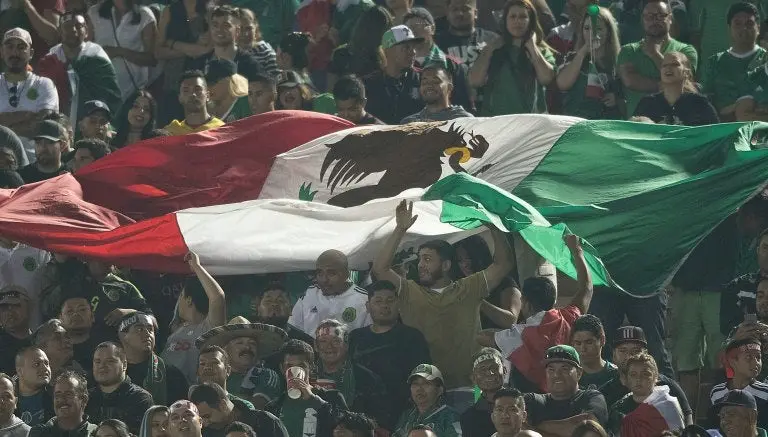 Afición mexicana sosteniendo la bandera azteca | MEXSPORT