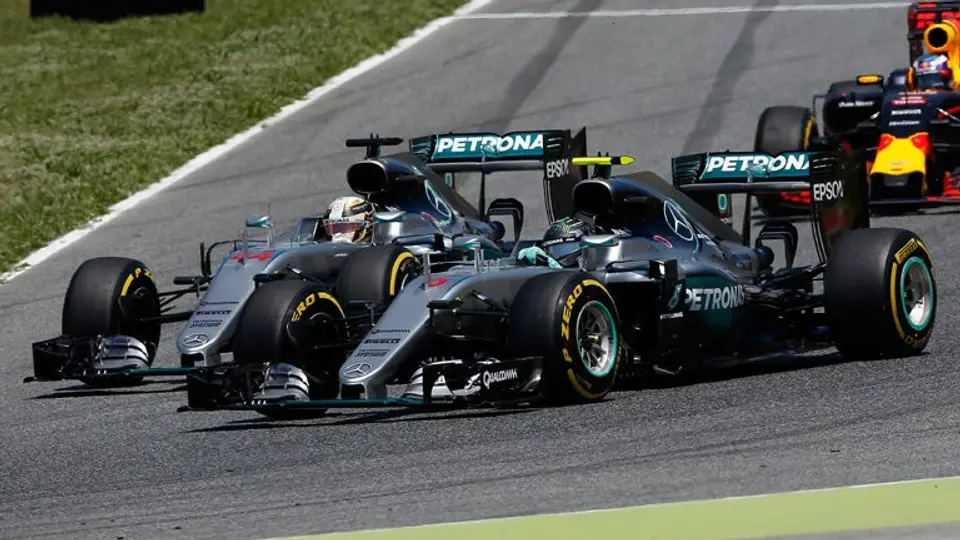 Mercedes chocan entre sí y abandonan GP de España