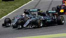 Mercedes chocan entre sí y abandonan GP de España