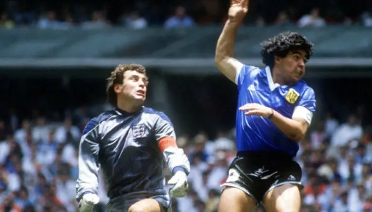 Diego Armando Maradona saltando junto a Peter Shilton | ESPECIAL