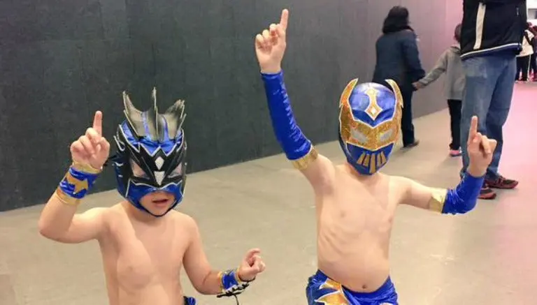 Aficionados a la WWE invaden la Arena Ciudad de México