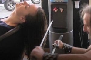 Peluquero corta el cabello con sable y fuego