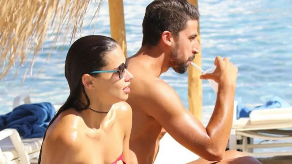 Captan a Khedira y Adriana Lima juntos en la playa