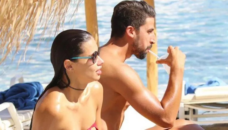 Captan a Khedira y Adriana Lima juntos en la playa