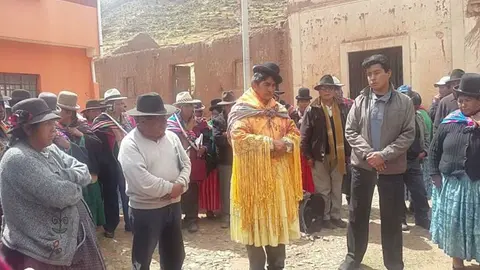 Visten de mujer a alcalde de Bolivia como castigo