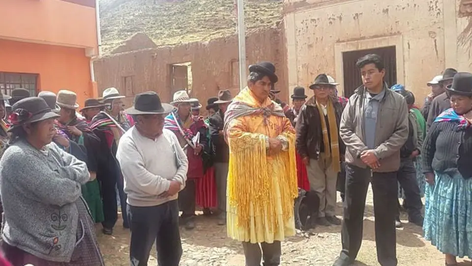 Visten de mujer a alcalde de Bolivia como castigo