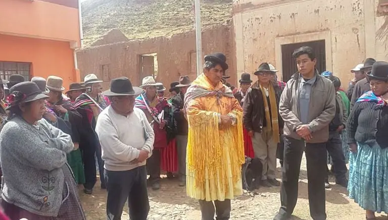 Visten de mujer a alcalde de Bolivia como castigo