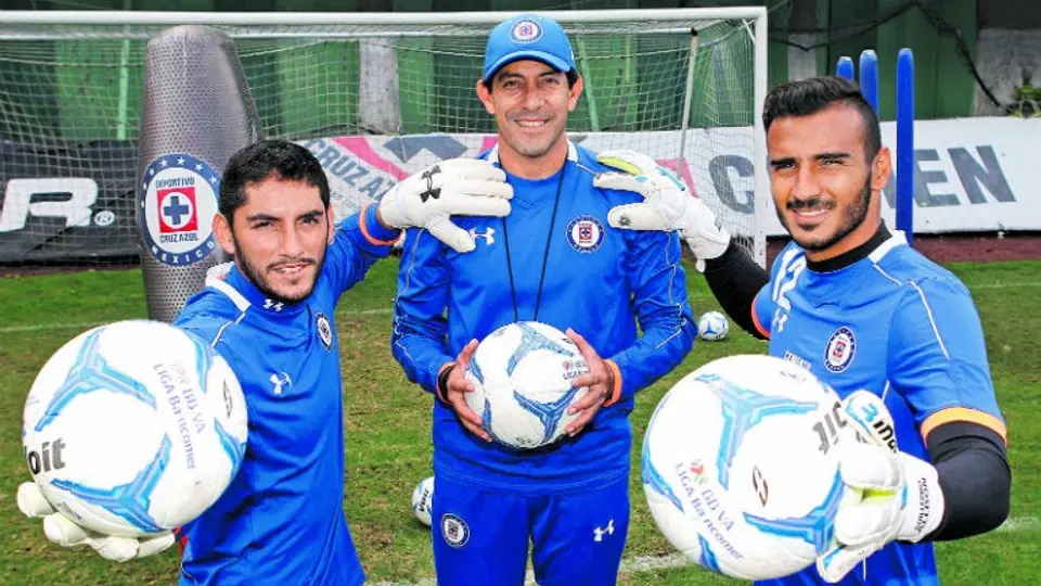 Porteros de Cruz Azul entrenan al estilo europeo