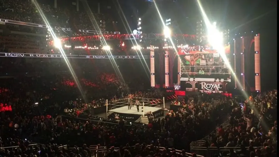 Aficionados se hacen notar en primer evento del año de WWE