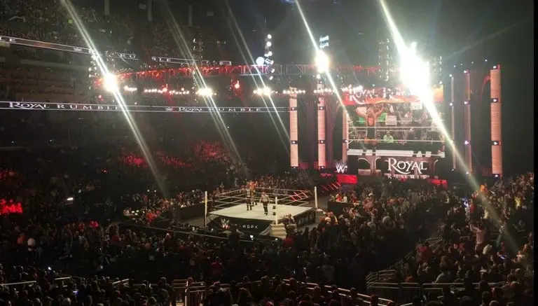 Aficionados se hacen notar en primer evento del año de WWE