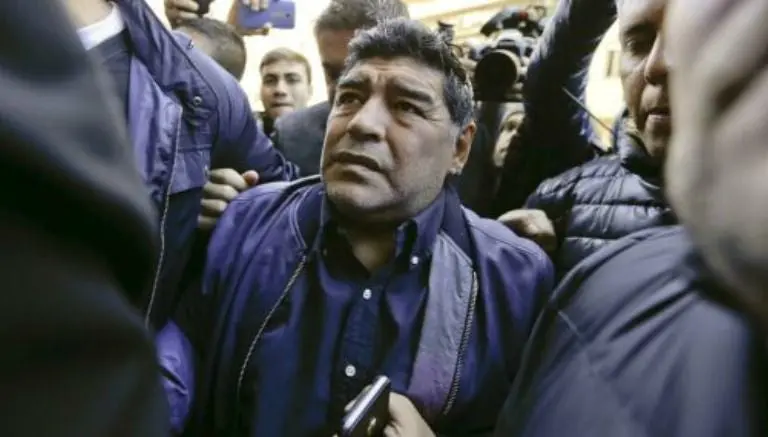 El astro argentino, Diego Armando Maradona, se retira del edificio de la AFA | AP