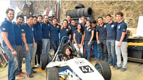 Alumnos de la UNAM crean auto de carreras de bajo costo