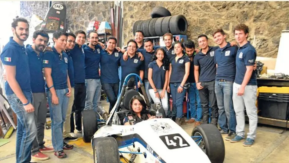 Alumnos de la UNAM crean auto de carreras de bajo costo