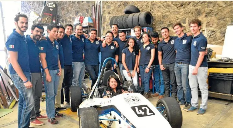 Alumnos de la UNAM crean auto de carreras de bajo costo