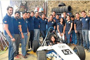 Alumnos de la UNAM crean auto de carreras de bajo costo
